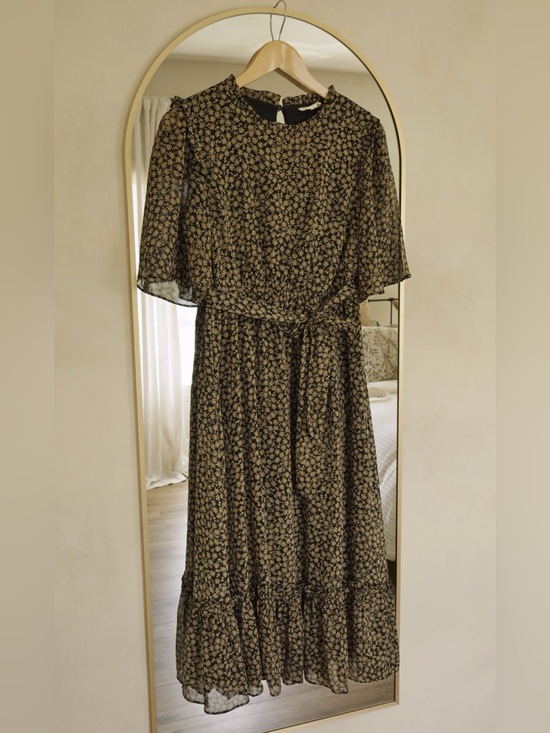 Dresses & Skirts - Elegant Floral Midi Dress
